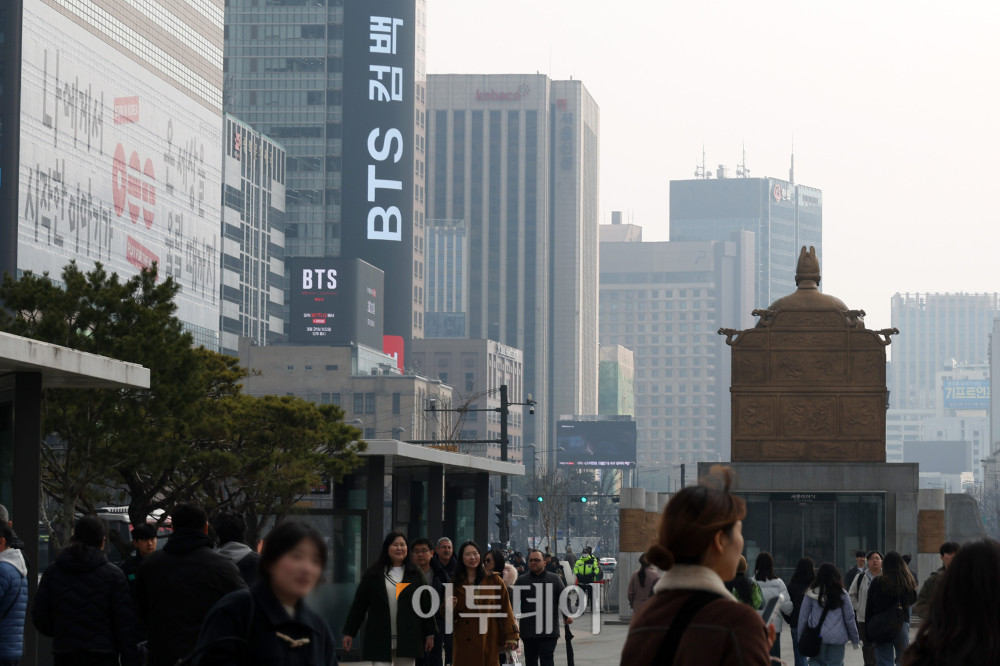 ▲방탄소년단(BTS) 컴백 공연을 앞두고 15일 서울 광화문광장 전광판에 홍보 영상이 나오고 있다. 경찰과 서울시는 21일 약 26만 명이 몰릴 것으로 보고, 인파 밀집 사고 예방을 위해 주변 빌딩 31곳에 대한 출입 통제 등 안전 관리에 나설 예정이다. 고이란 기자 photoeran@