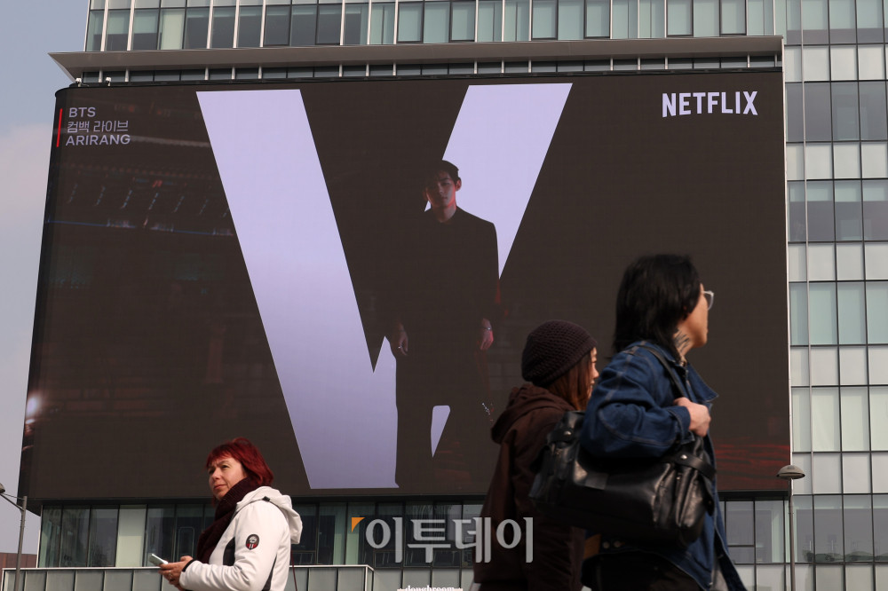 ▲방탄소년단(BTS) 컴백 공연을 앞두고 15일 서울 광화문광장 전광판에 홍보 영상이 나오고 있다. 경찰과 서울시는 21일 약 26만 명이 몰릴 것으로 보고, 인파 밀집 사고 예방을 위해 주변 빌딩 31곳에 대한 출입 통제 등 안전 관리에 나설 예정이다. 고이란 기자 photoeran@
