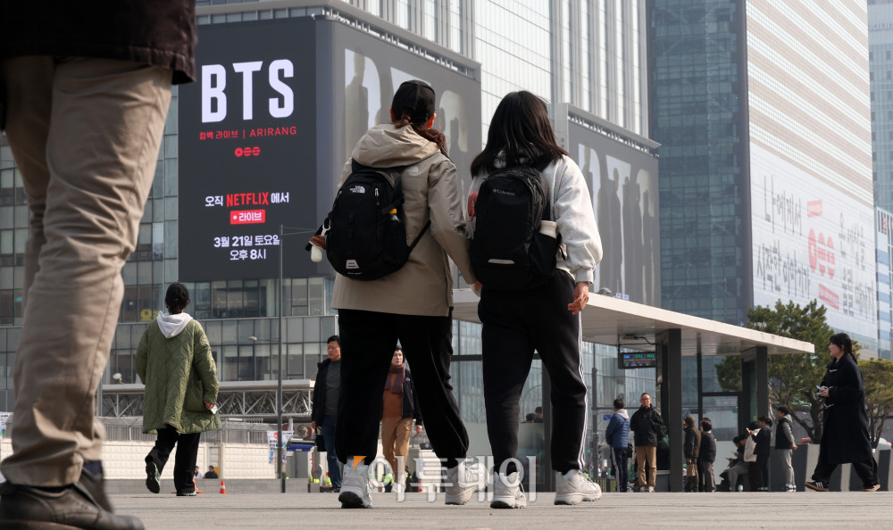 ▲방탄소년단(BTS) 컴백 공연을 앞두고 15일 서울 광화문광장 전광판에 홍보 영상이 나오고 있다. 경찰과 서울시는 21일 약 26만 명이 몰릴 것으로 보고, 인파 밀집 사고 예방을 위해 주변 빌딩 31곳에 대한 출입 통제 등 안전 관리에 나설 예정이다. 고이란 기자 photoeran@