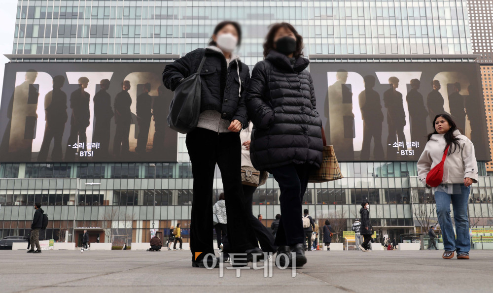 ▲방탄소년단(BTS) 컴백 공연을 앞두고 15일 서울 광화문광장 전광판에 홍보 영상이 나오고 있다. 경찰과 서울시는 21일 약 26만 명이 몰릴 것으로 보고, 인파 밀집 사고 예방을 위해 주변 빌딩 31곳에 대한 출입 통제 등 안전 관리에 나설 예정이다. 고이란 기자 photoeran@