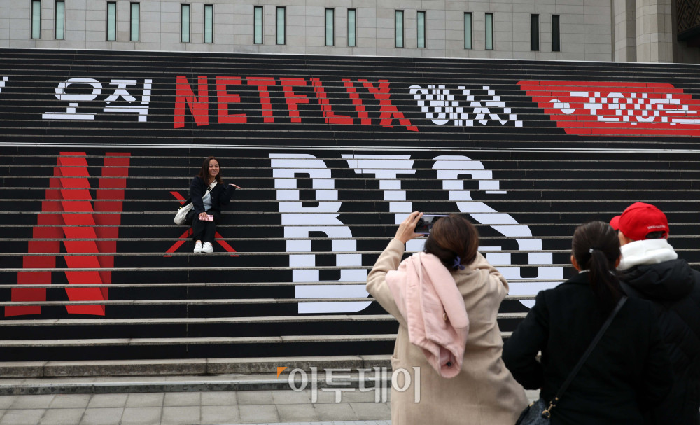 ▲방탄소년단(BTS) 컴백 공연을 앞두고 15일 서울 광화문광장 전광판에 홍보 영상이 나오고 있다. 경찰과 서울시는 21일 약 26만 명이 몰릴 것으로 보고, 인파 밀집 사고 예방을 위해 주변 빌딩 31곳에 대한 출입 통제 등 안전 관리에 나설 예정이다. 고이란 기자 photoeran@
