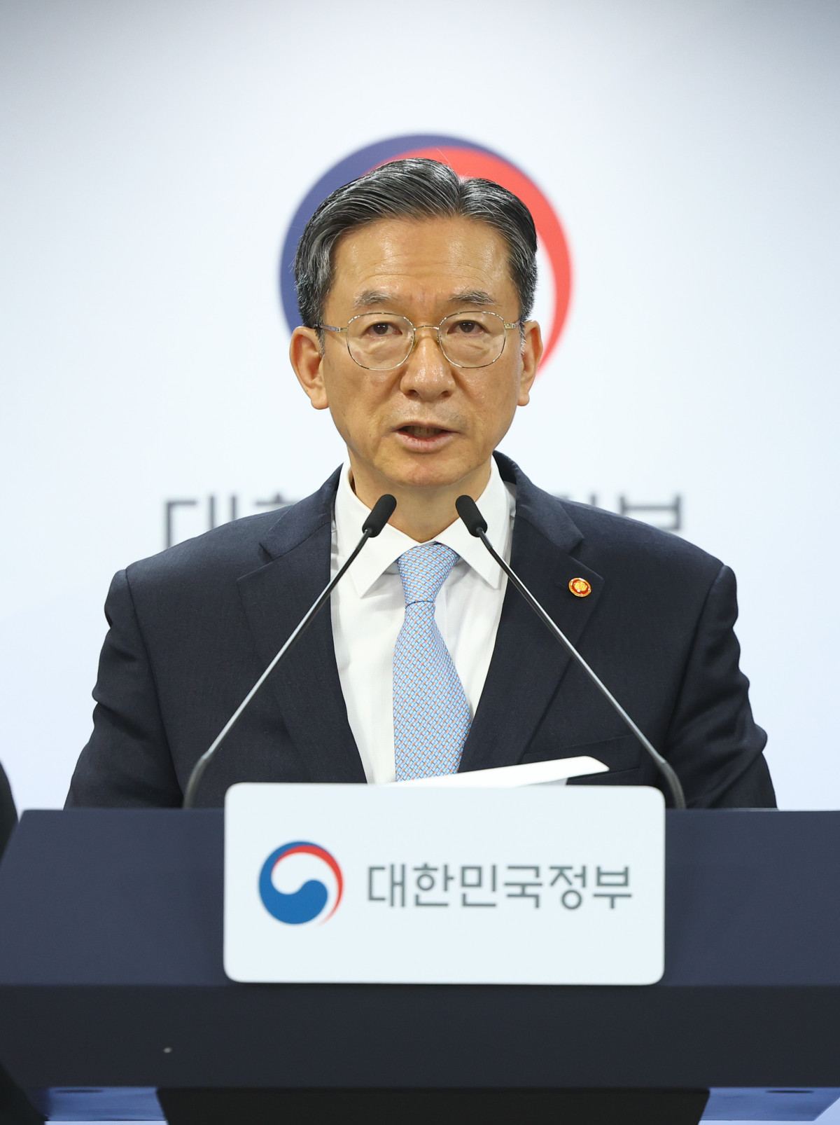 ▲정성호 법무부 장관이 14일 오후 서울 종로구 정부서울청사에서 스위스의 승강기 업체 쉰들러가 제기한 3200억원대 소송의 국제투자분쟁 해결 절차(ISDS) 승소 관련 브리핑을 하고 있다. (뉴시스)
