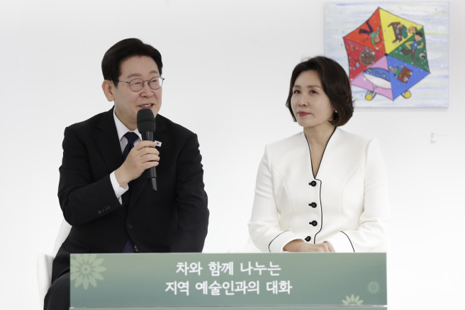 ▲이재명 대통령이 15일 경남 창원시 마산합포구 창동예술촌 아트센터에서 열린 창원 지역예술인과의 대화에서 발언하고 있다. 오른쪽은 김혜경 여사. (연합뉴스)