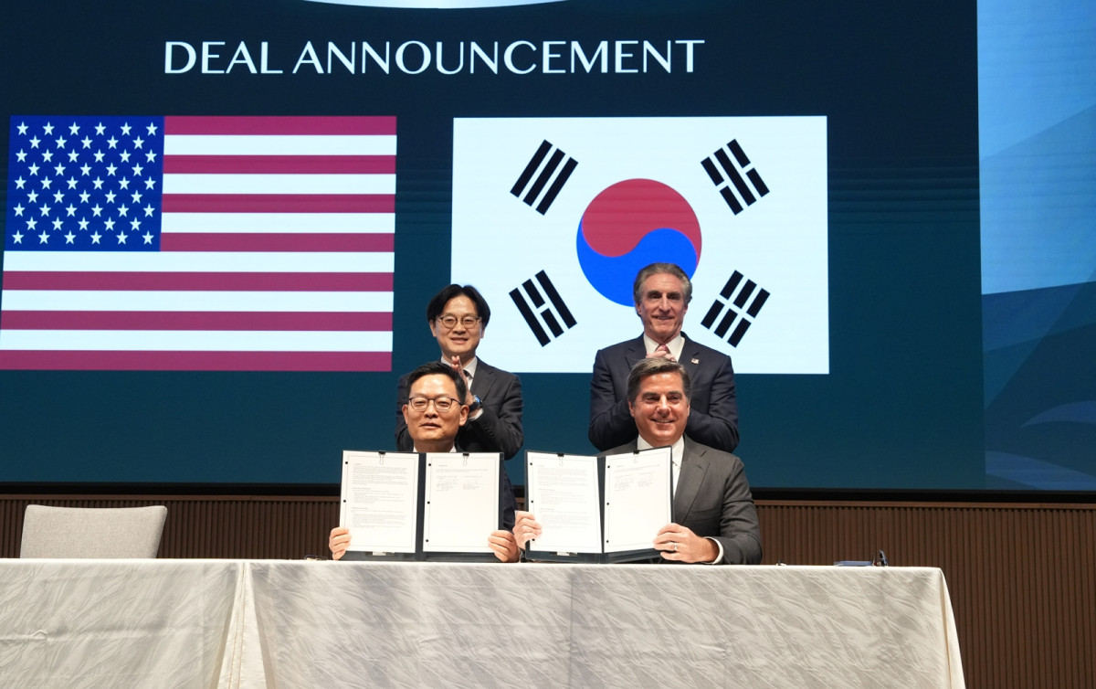 ▲15일 일본 도쿄에서 진행된 한화에어로스페이스와 美 LNG 생산 기업 벤처 글로벌과의 LNG 장기 구매 계약식에 참석한 (왼쪽 위부터 시계방향으로) 김정관 산업통상부 장관, 더그 버검 미국 내무부 장관, 마이클 세이블 벤처 글로벌 대표, 손재일 한화에어로스페이스 대표가 기념사진을 찍고 있다. (사진=한화에어로스페이스)