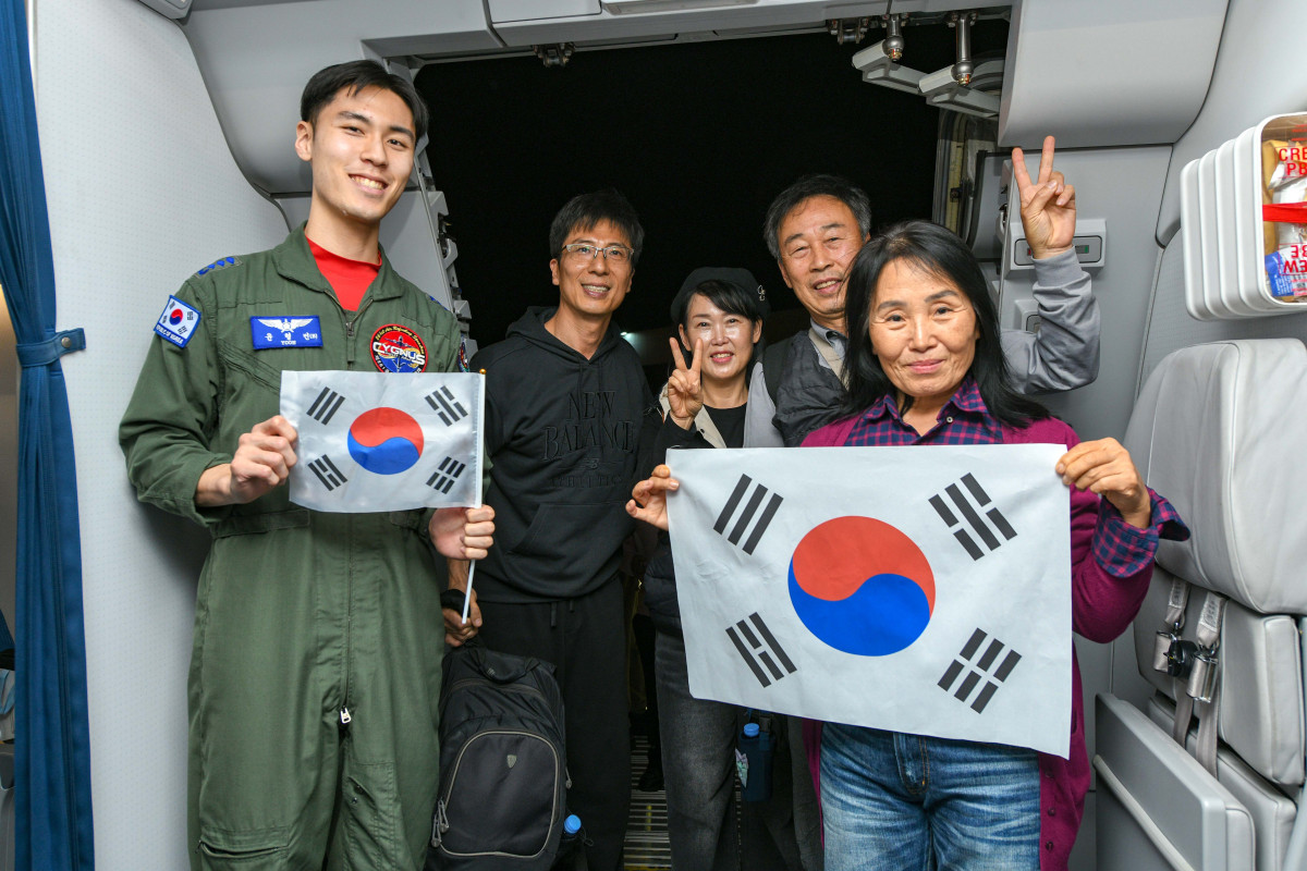 ▲4일(현지시간) 중동지역에 체류 중이던 우리 국민들이 '사막의 빛' 작전으로 사우디아라비아 리야드에 도착한 공군 수송기(KC-330)에 탑승하고 있다. (사진=국방부 제공)