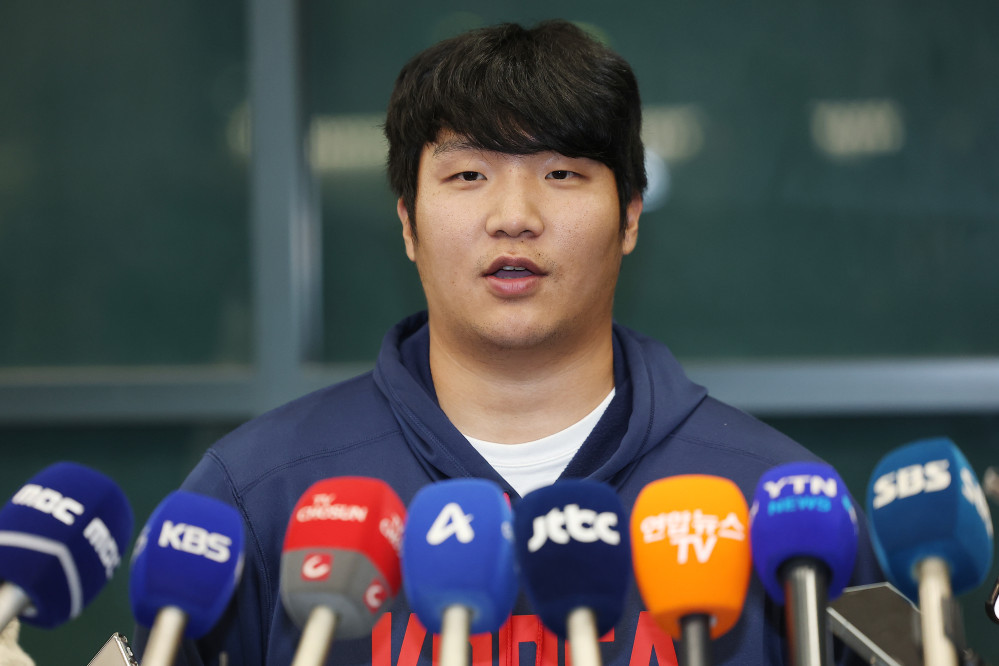 ▲WBC 8강 경기를 마친 한국 야구대표팀 문보경이 16일 인천국제공항 제1터미널을 통해 귀국한 뒤 인터뷰하고 있다. (연합뉴스)