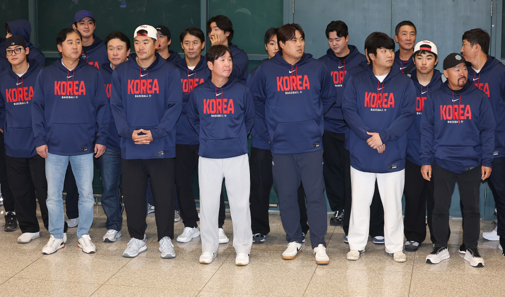▲WBC 8강 경기를 마친 한국 야구대표팀 선수들이 16일 인천국제공항 제1터미널을 통해 귀국해 기념 촬영을 하고 있다. (연합뉴스)