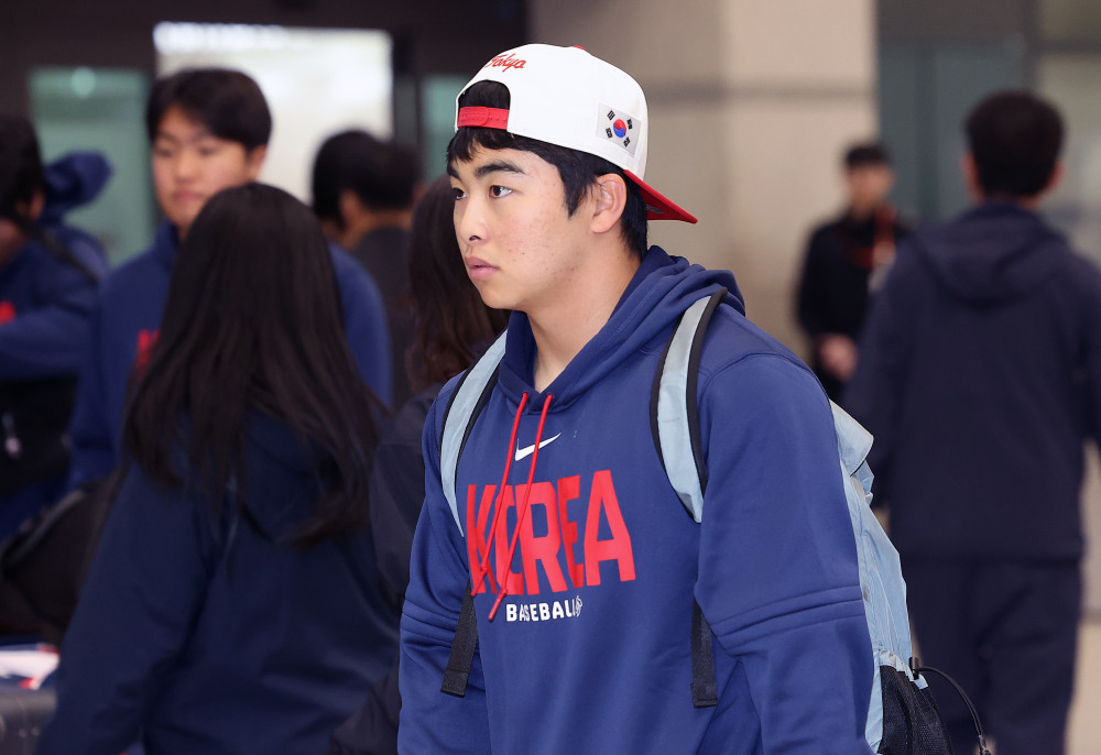 ▲WBC 8강 경기를 마친 한국 야구대표팀 문현빈이 16일 인천국제공항 제1터미널을 통해 귀국하고 있다. (연합뉴스)