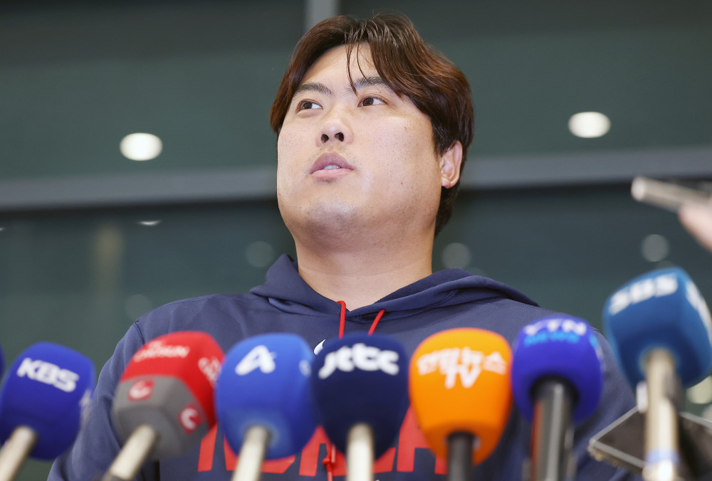 ▲WBC 8강 경기를 마친 한국 야구대표팀 류현진이 16일 인천국제공항 제1터미널을 통해 귀국한 뒤 인터뷰하고 있다. (연합뉴스)