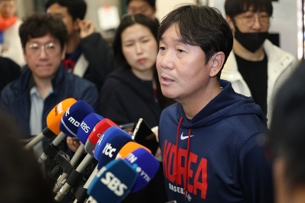 ▲WBC 8강 경기를 마친 한국 야구대표팀 류지현 감독이 16일 인천국제공항 제1터미널을 통해 귀국한 뒤 인터뷰하고 있다. (연합뉴스)