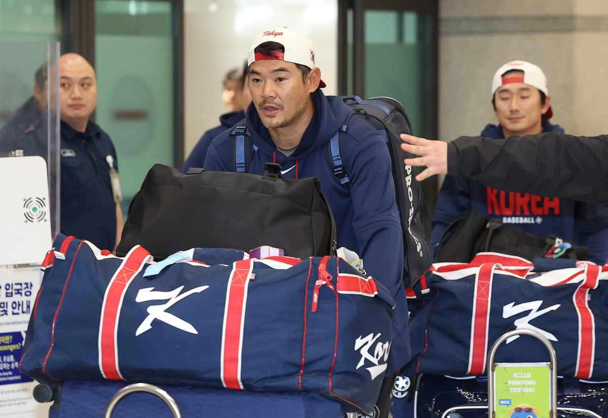 ▲WBC 8강 경기를 마친 한국 야구대표팀 노경은이 16일 인천국제공항 제1터미널을 통해 귀국하고 있다. (연합뉴스)
