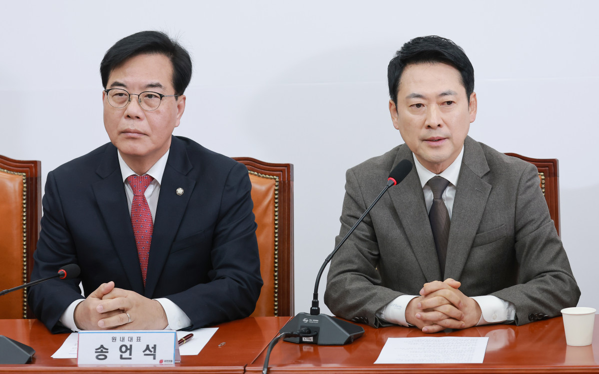 ▲국민의힘 장동혁 대표가 12일 국회에서 열린 최고위원회의에 참석해 발언하고 있다. 왼쪽은 송언석 원내대표. (연합뉴스)