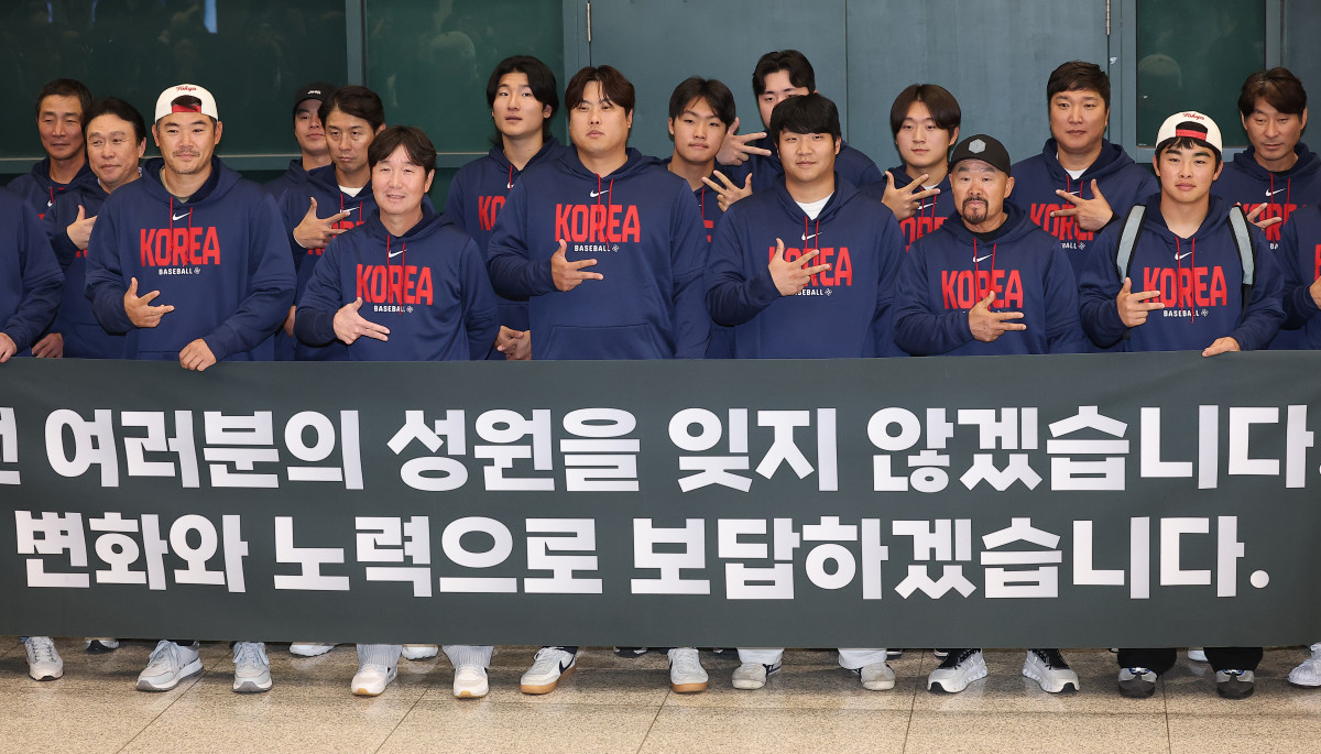 ▲WBC 8강 경기를 마친 한국 야구대표팀 선수들이 16일 인천국제공항 제1터미널을 통해 귀국해 기념 촬영을 하고 있다. (연합뉴스)