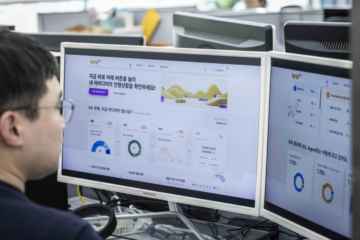 ▲SKT 구성원이 전용 플랫폼 ‘AXMS’를 활용해 업무 현장에 적용할 AI 과제를 구체화하고 있는 모습. (사진제공=SK텔레콤)