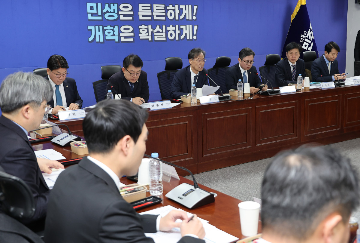 ▲더불어민주당 유동수 중동사태 경제 대응 TF 단장이 16일 국회 의원회관에서 열린 중동사태 경제 대응 TF 2차 회의에서 인사말을 하고 있다. (사진=연합뉴스)