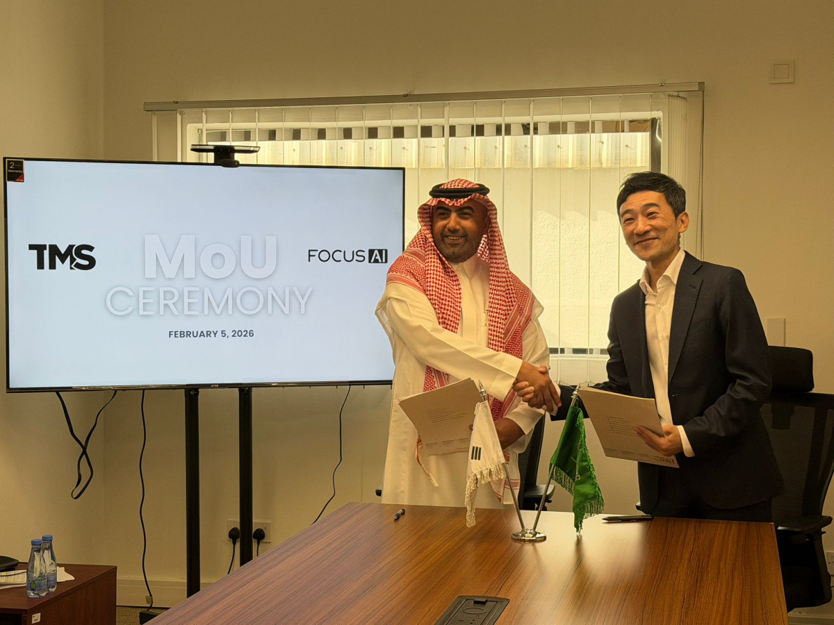 ▲사우디에서 열린 업무협약(MOU) 체결식에서 타리크 티엠에스(TMS) 그룹 회장(왼쪽)과 이석준 포커스에이아이 전무가 기념 촬영을 하고 있다.(포커스에이아이 제공)