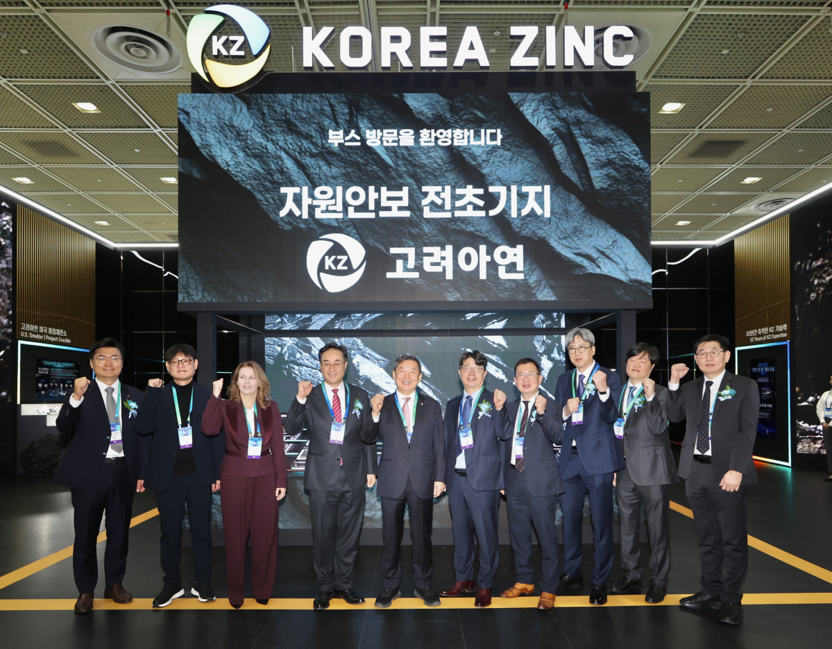 ▲이철규 국회 산자위원장(왼쪽 5번째), 김기준 고려아연 부사장(왼쪽 4번째), 엄기천 한국배터리산업협회장(왼쪽 6번째) 등이 11일 '인터배터리 2026' 개막 당일 고려아연 부스 투어를 마친 뒤 기념 사진을 촬영하고 있다. (사진= 고려아연)
