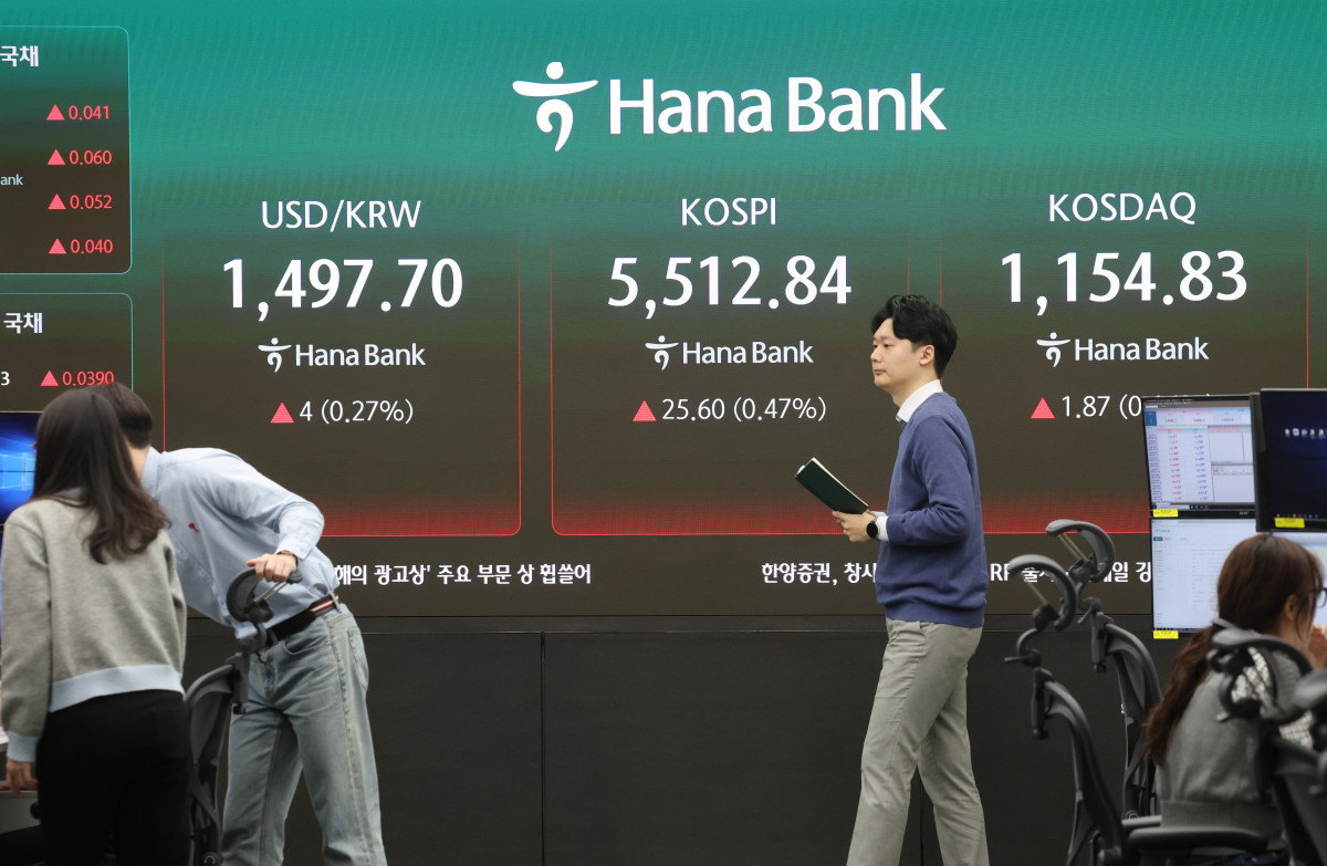▲코스피가 상승 출발한 16일 서울 중구 하나은행 딜링룸에서 직원들이 업무를 보고 있다. (연합뉴스)