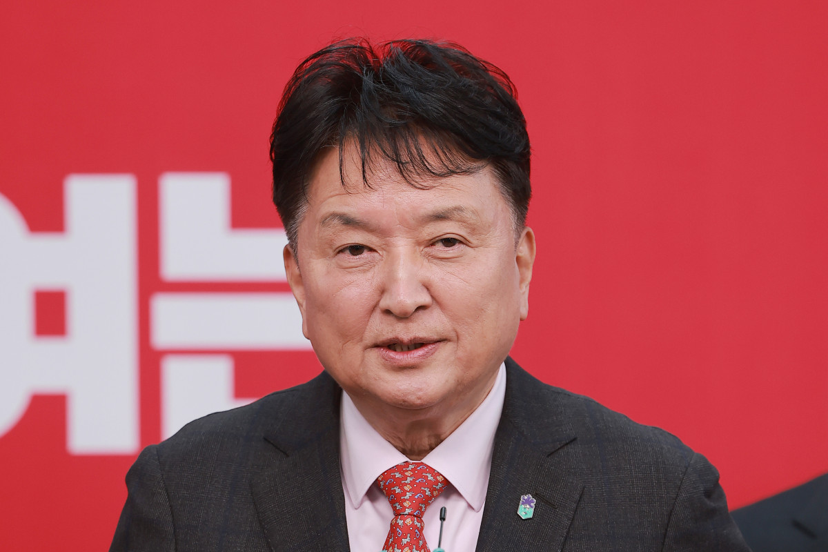 ▲6·3 지방선거 충북도지사에 도전하는 김영환 충북도지사가 11일 서울 영등포구 여의도 국민의힘 중앙당사에서 열린 광역단체장 후보 면접을 마치고 취재진 질문에 답하고 있다. (연합뉴스)