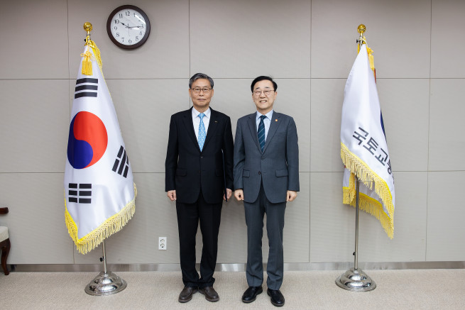 ▲김윤덕 국토교통부 장관(오른쪽)이 16일 정부세종청사에서 김태승 한국철도공사 신임사장에게 임명장을 수여한 뒤 기념 촬영하고 있다. (사진제공=국토교통부)