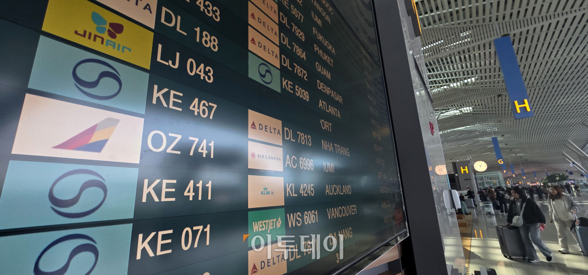 ▲중동 사태로 국제유가와 환율이 오르면서 4월 국제선 항공권에 부과되는 유류할증료가 전월보다 큰 폭으로 인상돼 여행객들의 항공권 부담이 커질 전망이다. 이에 따라 국내 항공사들은 다음 달 발권하는 항공권에 붙는 유류할증료를 최대 3배 이상 올릴 방침이다. 16일 인천국제공항 제2터미널이 여행객들로 분주하다. 고이란 기자 photoeran@