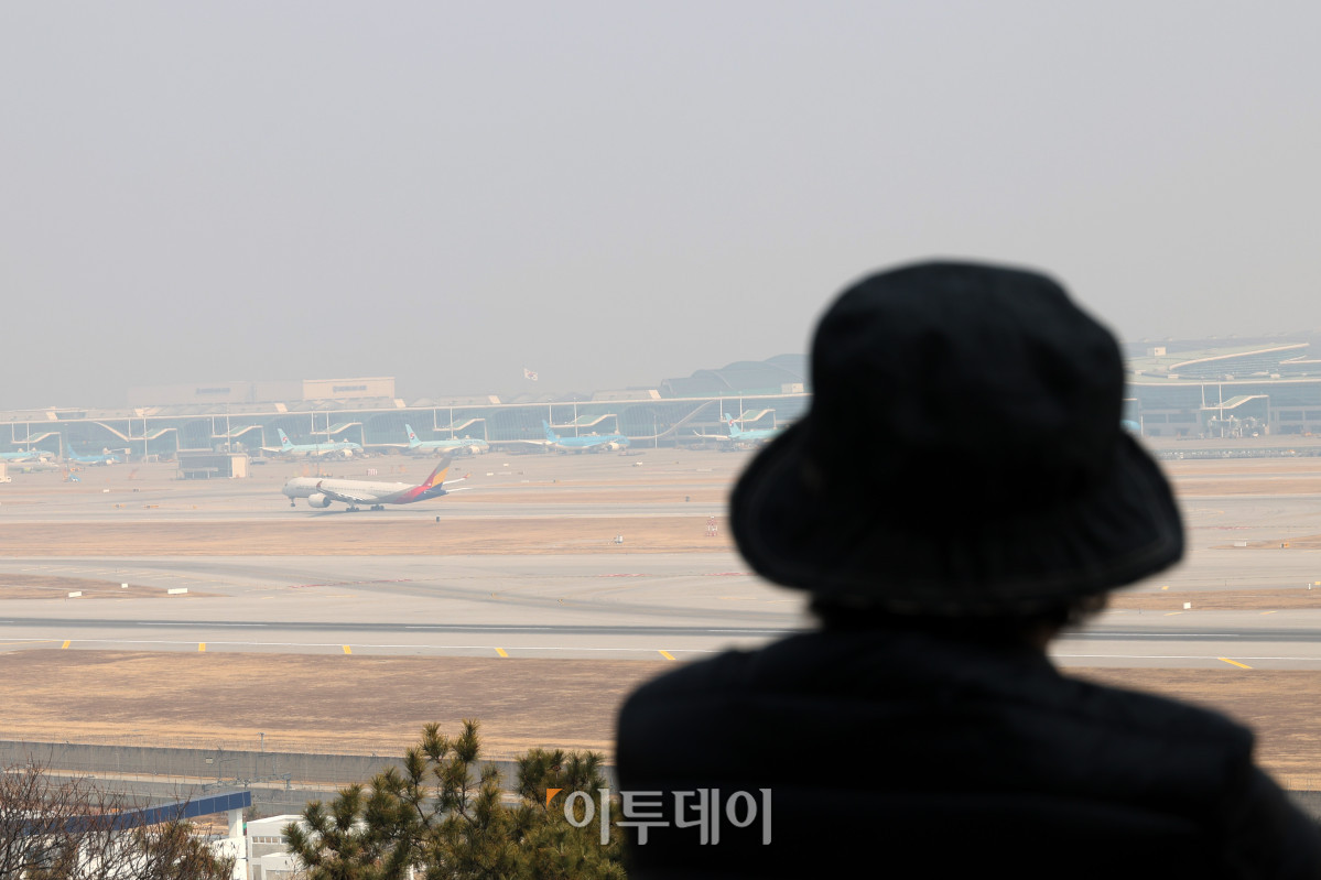 ▲중동 사태로 국제유가와 환율이 오르면서 4월 국제선 항공권에 부과되는 유류할증료가 전월보다 큰 폭으로 인상돼 여행객들의 항공권 부담이 커질 전망이다. 이에 따라 국내 항공사들은 다음 달 발권하는 항공권에 붙는 유류할증료를 최대 3배 이상 올릴 방침이다. 16일 인천공항 전망대에서 시민들이 공항을 바라보고 있다. 고이란 기자 photoeran@