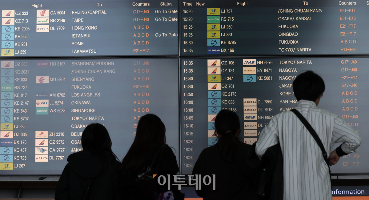 ▲중동 사태로 국제유가와 환율이 오르면서 4월 국제선 항공권에 부과되는 유류할증료가 전월보다 큰 폭으로 인상돼 여행객들의 항공권 부담이 커질 전망이다. 이에 따라 국내 항공사들은 다음 달 발권하는 항공권에 붙는 유류할증료를 최대 3배 이상 올릴 방침이다. 16일 인천국제공항 제2터미널에서 여행객들이 출발시간을 확인하고 있다. 고이란 기자 photoeran@