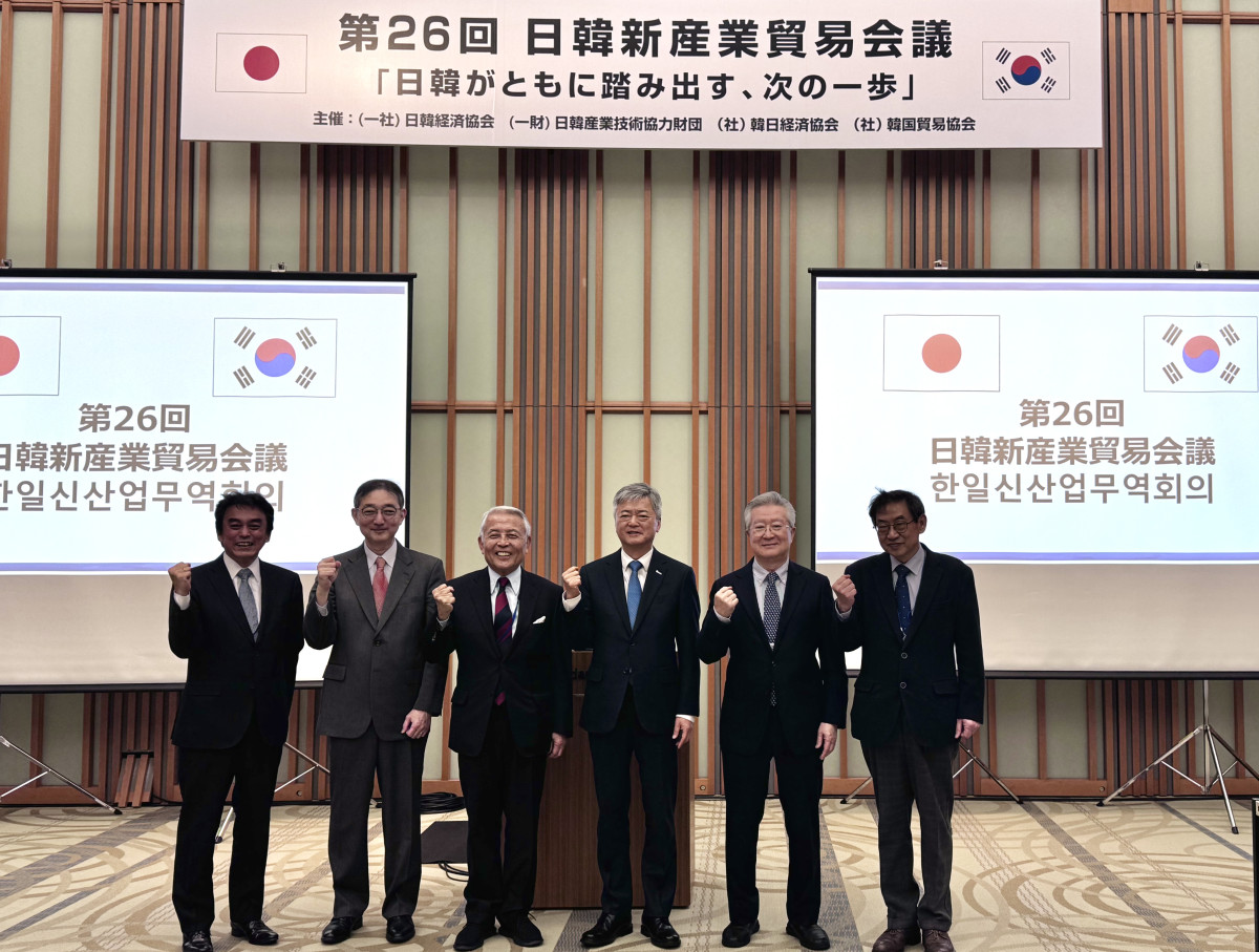 ▲16일 일본 도쿄 경단련회관에서 열린 '제26회 한일 신산업 무역회의'에서 주요 참석자들이 기념 촬영을 하고 있다. (왼쪽부터) 우치다 토시아키 일한경제협회 전무이사, 이와다레 요시히코 오비린대학 교수, 아소 유타카 아소시멘트(주) 회장, 이인호 한국무역협회 부회장, 이수철 (주)GH홀딩스 회장, 서석숭 한일경제협회 부회장. (사진=한국무역협회)