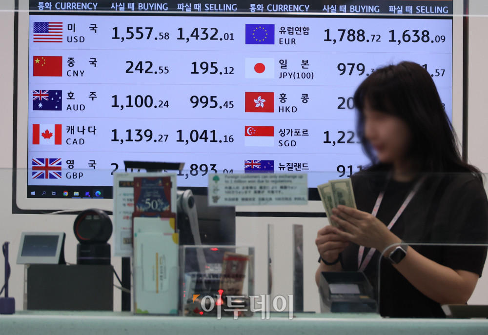 ▲국제유가 급등 여파로 원·달러 환율이 금융위기 이후 처음으로 주간거래 장중 1500원을 넘어선 16일 인천국제공항 제2터미널 환전소 전광판에 달러 대비 원화 환율이 표시되고 있다. 당국 개입 경계감에 상승폭은 다소 줄었지만, 유가 흐름에 따라 환율이 다시 1500원선을 돌파할 수 있다는 우려가 제기된다. 고이란 기자 photoeran@