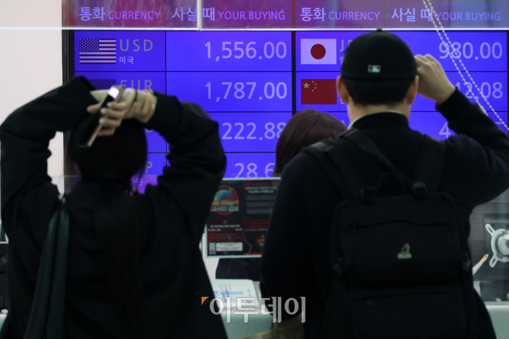 ▲국제유가 급등 여파로 원·달러 환율이 금융위기 이후 처음으로 주간거래 장중 1500원을 넘어선 16일 인천국제공항 제2터미널 환전소 전광판에 달러 대비 원화 환율이 표시되고 있다. 당국 개입 경계감에 상승폭은 다소 줄었지만, 유가 흐름에 따라 환율이 다시 1500원선을 돌파할 수 있다는 우려가 제기된다. 고이란 기자 photoeran@