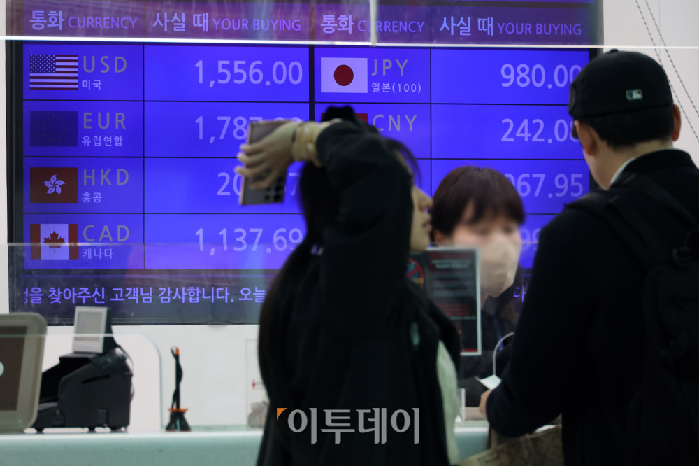 ▲국제유가 급등 여파로 원·달러 환율이 금융위기 이후 처음으로 주간거래 장중 1500원을 넘어선 16일 인천국제공항 제2터미널 환전소 전광판에 달러 대비 원화 환율이 표시되고 있다. 당국 개입 경계감에 상승폭은 다소 줄었지만, 유가 흐름에 따라 환율이 다시 1500원선을 돌파할 수 있다는 우려가 제기된다. 고이란 기자 photoeran@