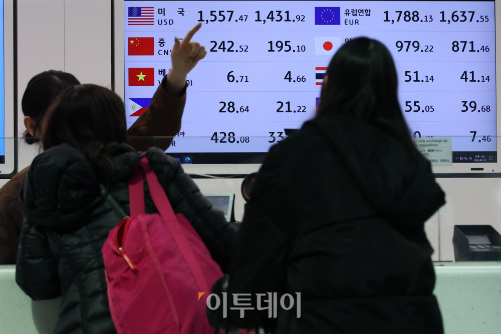 ▲국제유가 급등 여파로 원·달러 환율이 금융위기 이후 처음으로 주간거래 장중 1500원을 넘어선 16일 인천국제공항 제2터미널 환전소 전광판에 달러 대비 원화 환율이 표시되고 있다. 당국 개입 경계감에 상승폭은 다소 줄었지만, 유가 흐름에 따라 환율이 다시 1500원선을 돌파할 수 있다는 우려가 제기된다. 고이란 기자 photoeran@