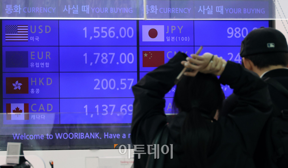 ▲국제유가 급등 여파로 원·달러 환율이 금융위기 이후 처음으로 주간거래 장중 1500원을 넘어선 16일 인천국제공항 제2터미널 환전소 전광판에 달러 대비 원화 환율이 표시되고 있다. 당국 개입 경계감에 상승폭은 다소 줄었지만, 유가 흐름에 따라 환율이 다시 1500원선을 돌파할 수 있다는 우려가 제기된다. 고이란 기자 photoeran@