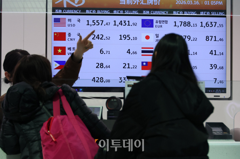 ▲국제유가 급등 여파로 원·달러 환율이 금융위기 이후 처음으로 주간거래 장중 1500원을 넘어선 16일 인천국제공항 제2터미널 환전소 전광판에 달러 대비 원화 환율이 표시되고 있다. 당국 개입 경계감에 상승폭은 다소 줄었지만, 유가 흐름에 따라 환율이 다시 1500원선을 돌파할 수 있다는 우려가 제기된다. 고이란 기자 photoeran@
