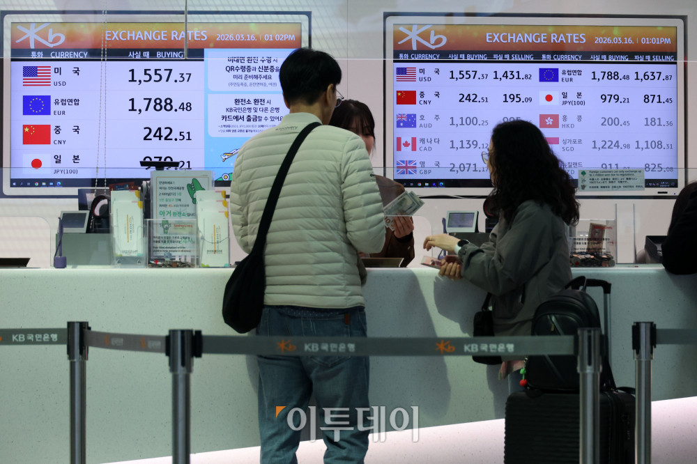 ▲국제유가 급등 여파로 원·달러 환율이 금융위기 이후 처음으로 주간거래 장중 1500원을 넘어선 16일 인천국제공항 제2터미널 환전소 전광판에 달러 대비 원화 환율이 표시되고 있다. 당국 개입 경계감에 상승폭은 다소 줄었지만, 유가 흐름에 따라 환율이 다시 1500원선을 돌파할 수 있다는 우려가 제기된다. 고이란 기자 photoeran@