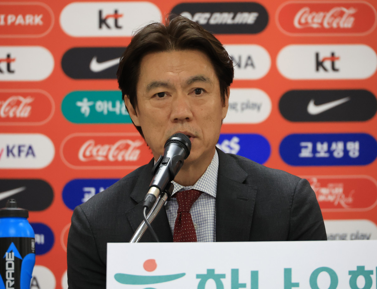 ▲홍명보 축구 국가대표팀 감독이 16일 천안 코리아풋볼파크에서 열린 3월 유럽 원정 평가전 명단발표 기자회견에서 질문에 답하고 있다. (연합뉴스)