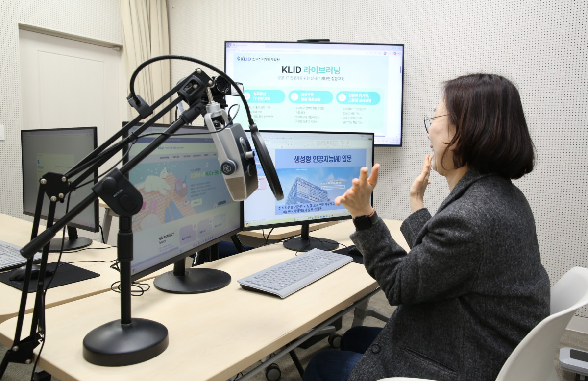 ▲개발원 2층에 마련된 라이브러닝 전용 스튜디오에서 AI 전문강사가 생성형 AI 활용 과정을 수강 중인 지방정부 공무원들과 실시간 화상으로 인사를 나누고 있다. (한국지역정보개발원)
