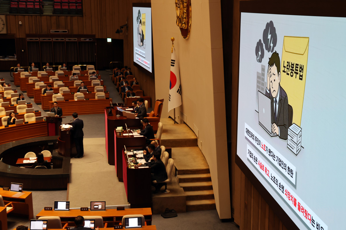 ▲김민석 국무총리가 지난해 9월 17일 서울 여의도 국회에서 열린 제429회 국회(정기회) 제7차 본회의 '경제에 관한 질문'에서 권칠승 더불어민주당 의원 질의에 답하고 있다. (뉴시스)