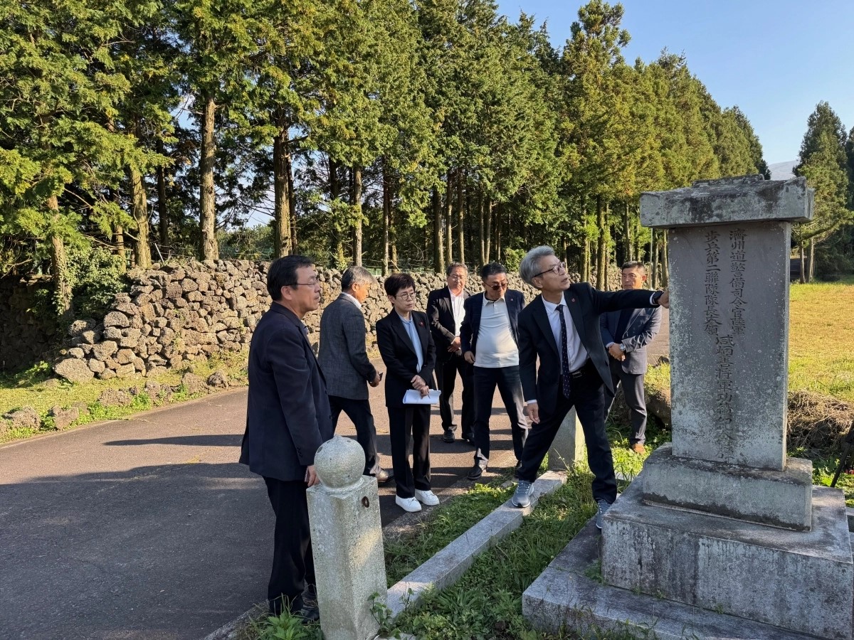 ▲제주 ‘4·3역사 왜곡 대응 안내판 설치 자문단’ 위원들이 제주시 산록북로에 있는 함병선 공적비를 현장 방문해 의견을 나누고 있다. (사진제공=제주도)