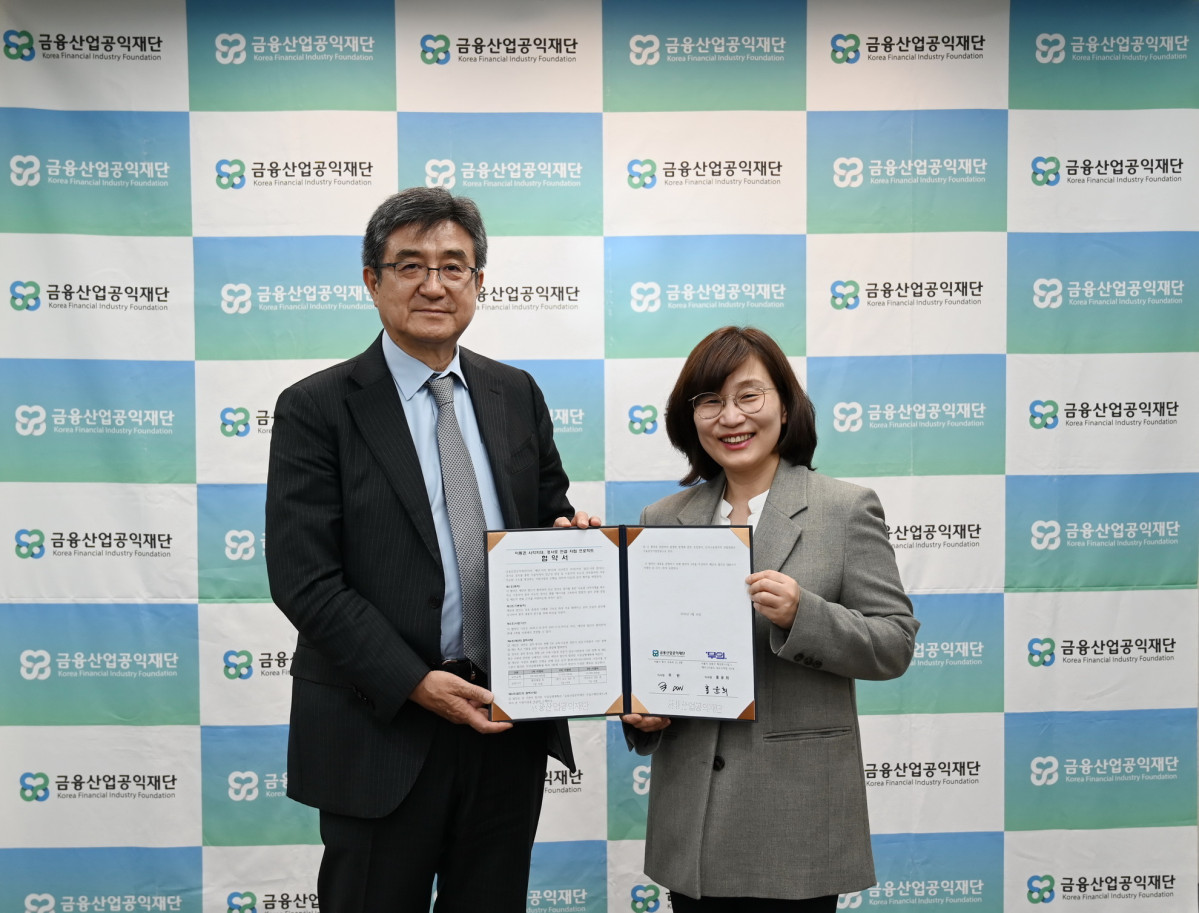 ▲주완(왼쪽) 금융산업공익재단 이사장과 홍윤희 사단법인 무의 이사장이 16일 협약식을 체결했다. (사진제공 = 금융산업공익재단)