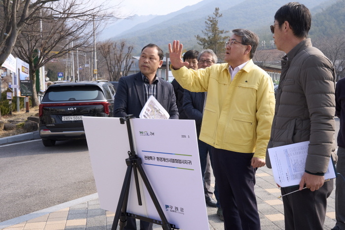 ▲김순호 군수가 주요 현안사업 현장을 점검하고 있다. (사진제공=구례군)