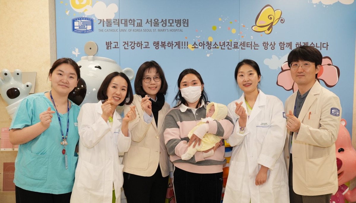 ▲(왼쪽부터) 서울성모병원 김민수 소아청소년과 교수, 조경아 신생아중환자실 UM 간호사, 김세연 소아청소년과 교수, 주하 가족, 조성민 간호사, 김현호 진료전문의. (사진제공=서울성모병원)