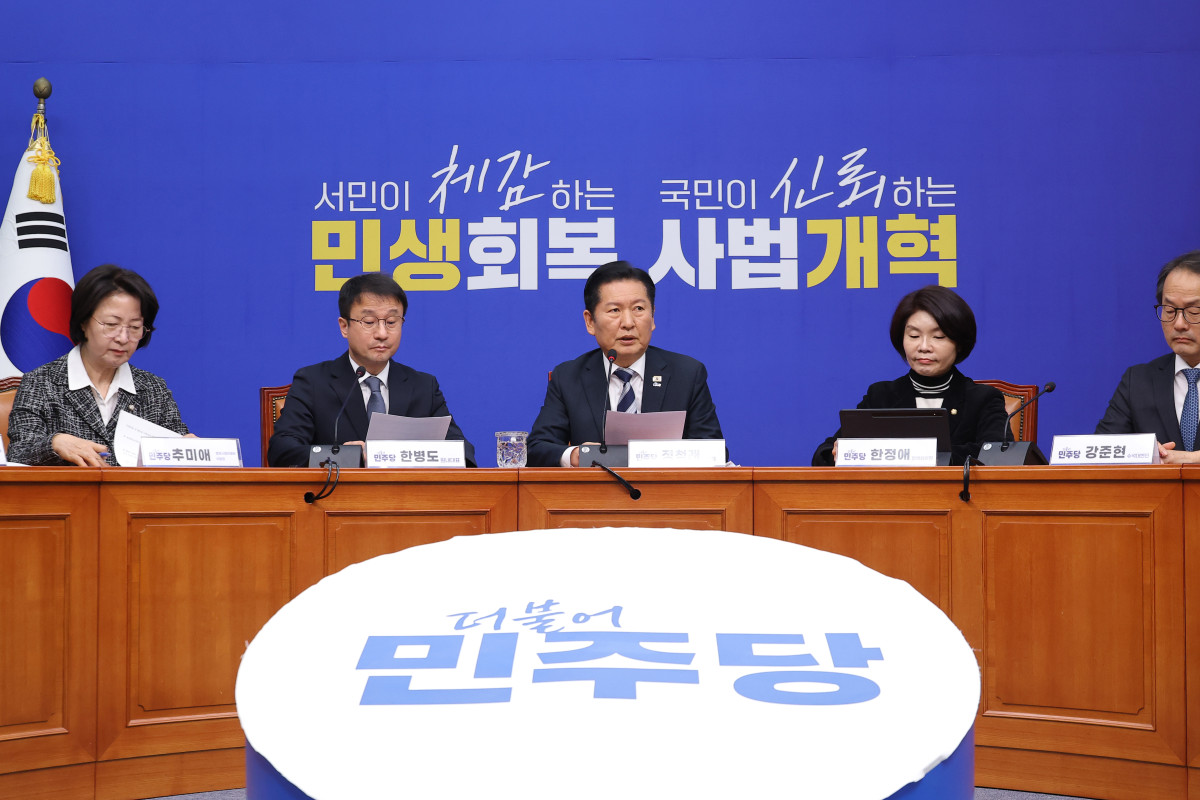 ▲더불어민주당 정청래 대표가 17일 국회에서 검찰 개혁 입법인 중수청법·공소청법 관련 기자회견에서 법안 처리 방향에 대해 발표하고 있다. (연합뉴스)