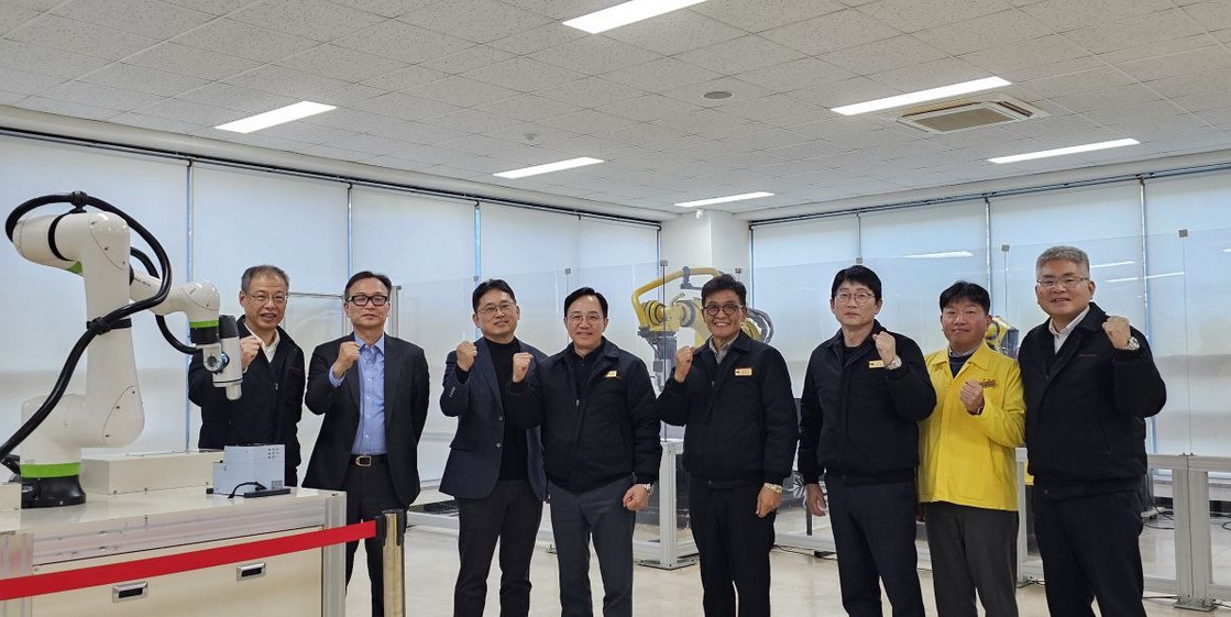 ▲(왼쪽부터) 이노우에 화낙 부사장, 안승욱 티로보틱스 대표이사 등 주요 관계자가 모여 기념 촬영하고 있다. (사진제공=티로보틱스)