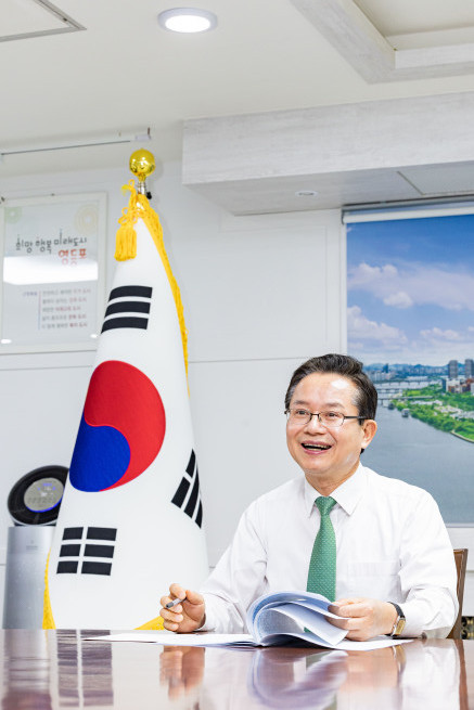 ▲최호권 영등포구청장이 17일 서울 영등포구 구청장실에서 본지와 인터뷰를 하고 있다. (사진 제공 = 영등포구)