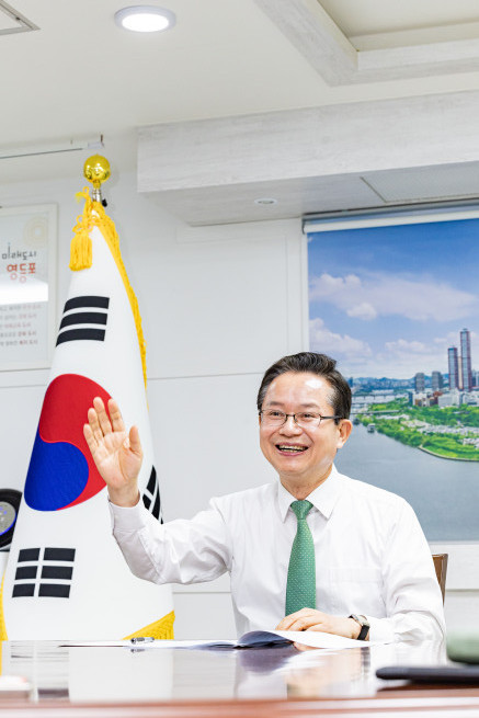 ▲최호권 영등포구청장이 17일 서울 영등포구 구청장실에서 본지와 인터뷰를 갖고 있다. (사진 제공 = 영등포구)