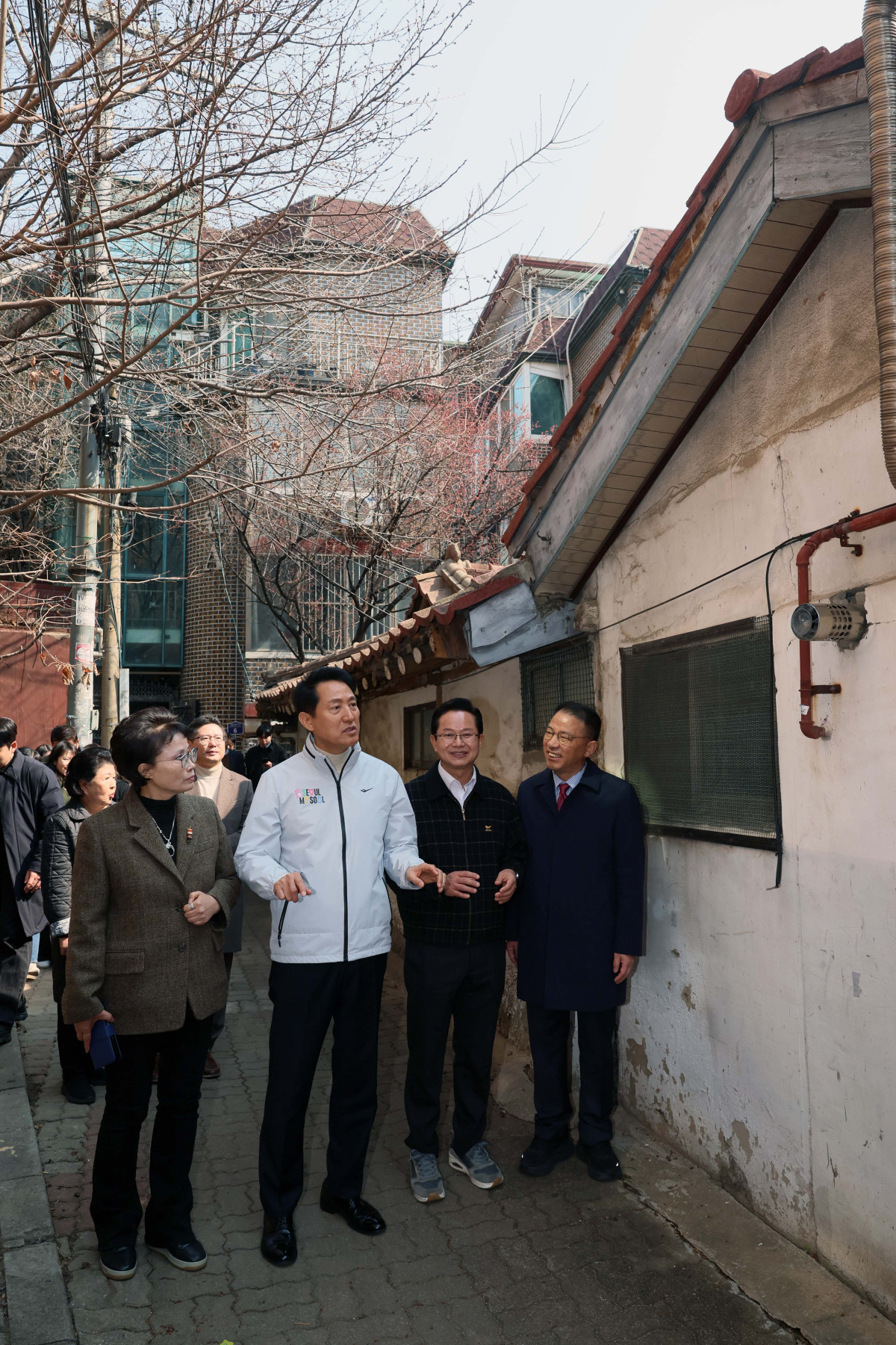 ▲오세훈 서울시장이 17일 서울 영등포구 신길역세권 장기전세주택 건립현장을 점검하고 있다. 신태현 기자 holjjak@