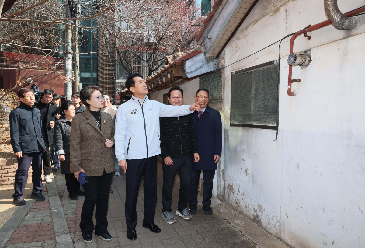 ▲오세훈 서울시장이 17일 서울 영등포구 신길역세권 장기전세주택 건립현장을 점검하고 있다. 신태현 기자 holjjak@