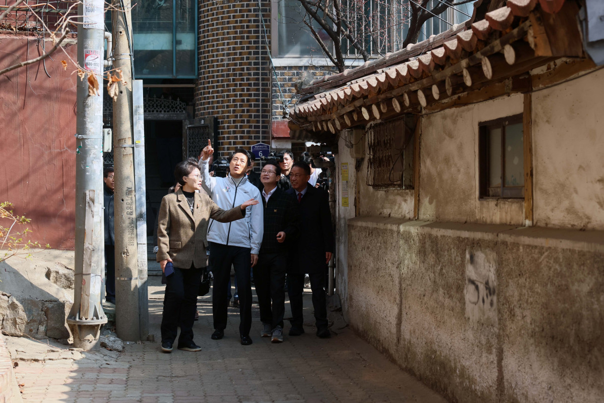▲오세훈 서울시장이 17일 서울 영등포구 신길역세권 장기전세주택 건립현장을 점검하고 있다. 신태현 기자 holjjak@