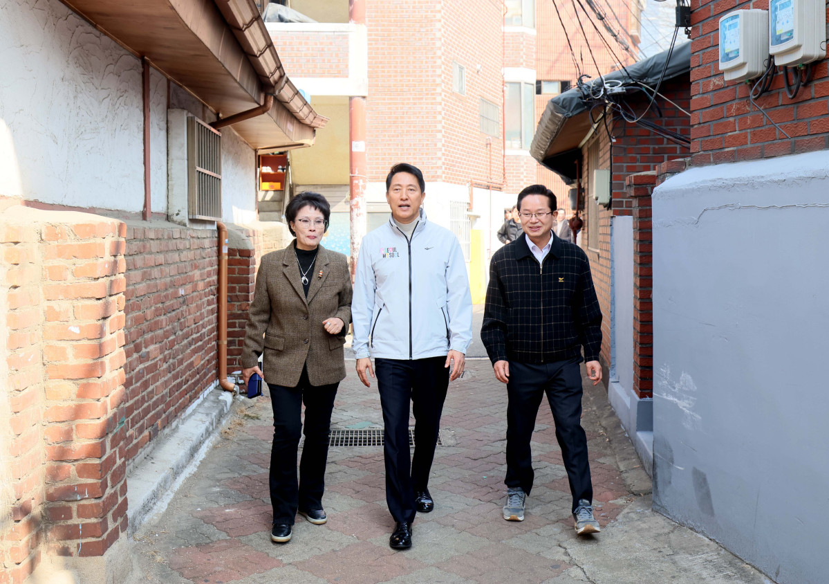 ▲오세훈 서울시장이 17일 서울 영등포구 신길역세권 장기전세주택 건립현장을 점검하고 있다. 신태현 기자 holjjak@